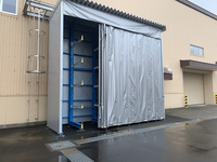 372 雨風を防ぐ長尺鋼材保管用の屋根付きカーテン付きルーフラック A社