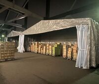 476 かご台車に入った商品を短期保管するための可動式テントの設置 イオンディライト（株）