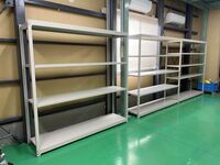 497 クラフトテープや接着のり等の入った段ボールを収納するための物品棚　マコトプリンティング（株）　八千代工場