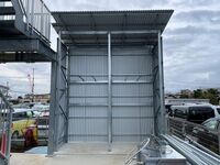 509 脚立や配管を立て掛けるための屋根付きパレットラック A社