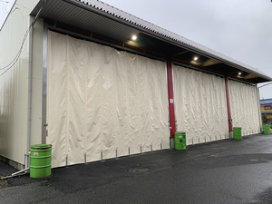 349 両側から開口できる雨避け風避け芯材カーテン A社