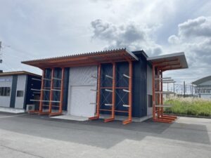517 木材を倉庫へ終わず、屋根付きラックへ保管　（株）阿久津材木店　浪江事業所