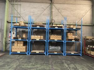 516 長尺物やパレット保管物を積み上げて保管するポストパレット　ナイス（株）相模原市場・相模原営業所